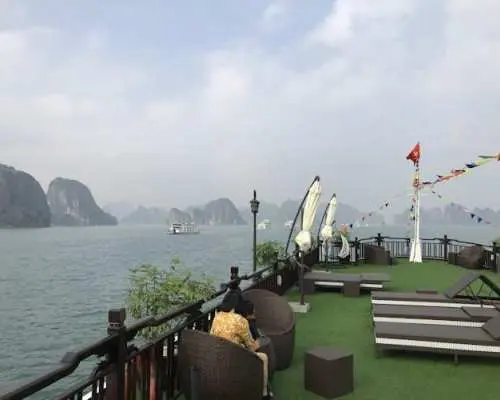 從河內出發，參加為期兩天的下龍灣遊船之旅，並在私人船艙過夜。