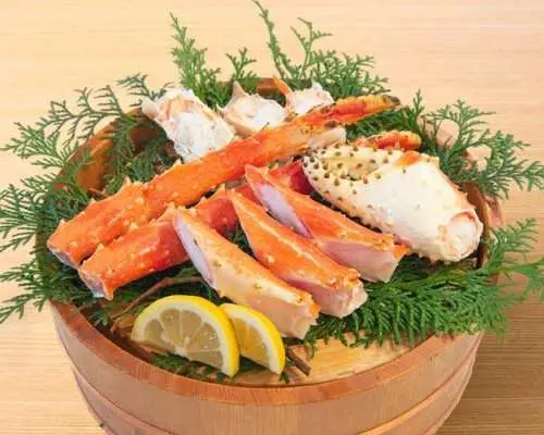 道頓堀の居酒屋で刺身とタラバガニを堪能するダイニング体験
