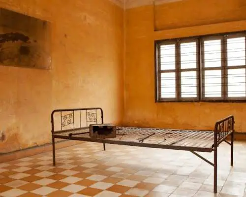 Half-day Tuol Sleng Genocide Museum and Russian Market tour