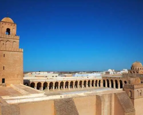 從哈馬馬特出發，遊覽凱魯萬聖城和傑姆。
