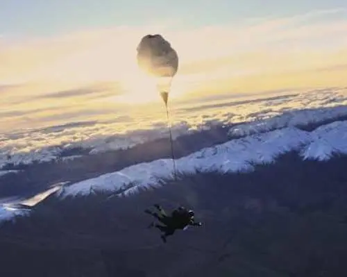 在库克山上空进行13000英尺的双人跳伞