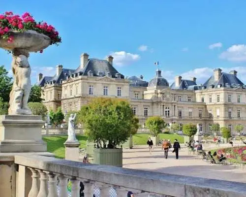 Family walking tour of Luxembourg