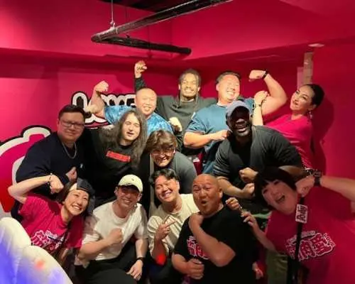 在大阪的肌肉女酒吧停留80分钟