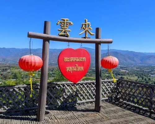 從清邁出發，乘坐私人汽車前往拜縣精華景點的一日遊