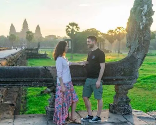 Khám phá bình minh Angkor bằng xe Vespa.