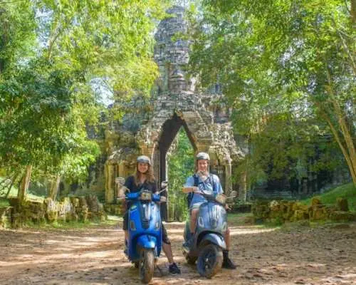 Khám phá bình minh Angkor bằng xe Vespa.
