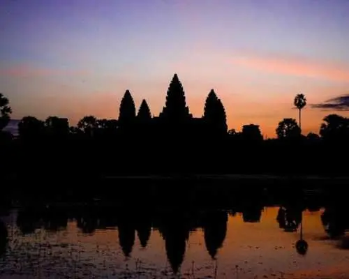 Khám phá bình minh Angkor bằng xe Vespa.