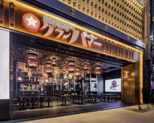 Traditional Japanese cuisine experience with live performance in Tokyo