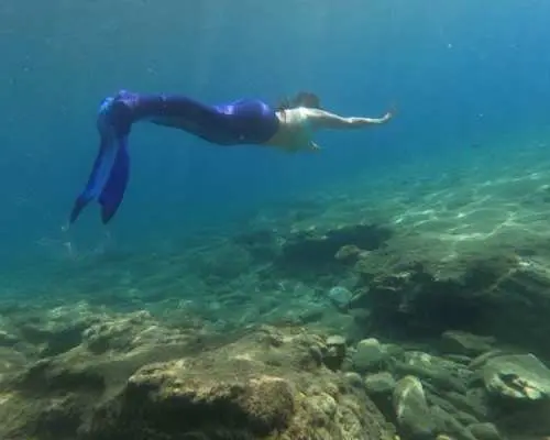 在阿吉亞佩拉吉亞體驗美人魚潛水課程