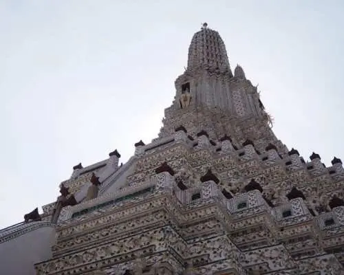 Tour đi bộ tự túc tham quan Chùa Wat Arun (Chùa Bình Minh) ở Bangkok.