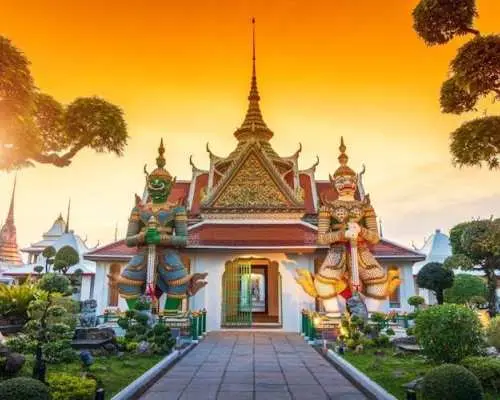 Tour đi bộ tự túc tham quan Chùa Wat Arun (Chùa Bình Minh) ở Bangkok.