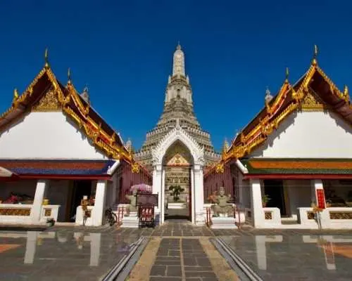 Tour đi bộ tự túc tham quan Chùa Wat Arun (Chùa Bình Minh) ở Bangkok.
