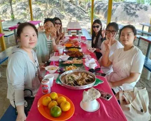 在當地導遊的帶領下，遊覽蘭卡威南部島嶼