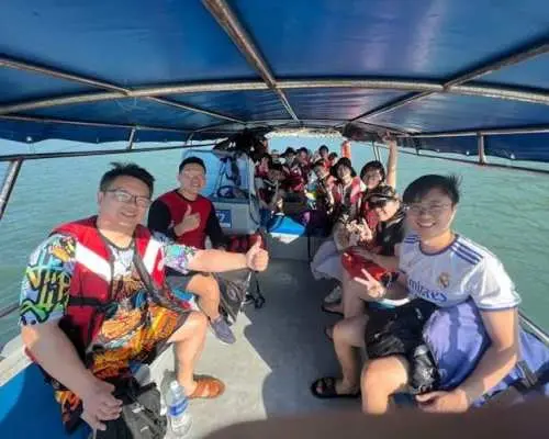 在當地導遊的帶領下，遊覽蘭卡威南部島嶼