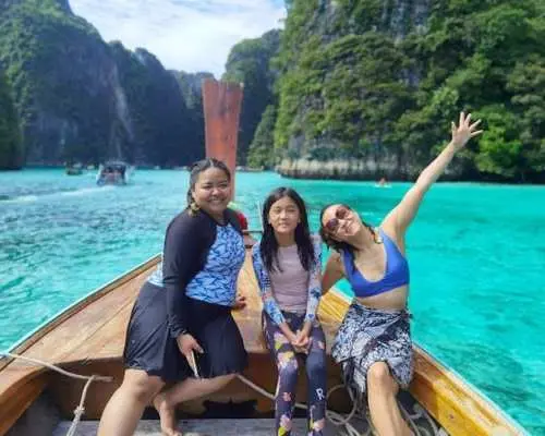 從皮皮島出發，搭乘長尾船前往瑪雅灣，享受3小時私人日出之旅