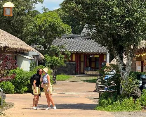 済州島東部ユネスコ世界遺産ツアー：必見スポット：城山、万丈窟、民俗村、海女 | 韓国