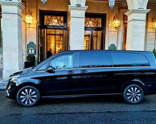 Airport pick-up and drop-off service from Paris Charles de Gaulle Airport (CDG) to downtown Paris.
