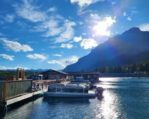 Airport pick-up and drop-off service at Banff and Calgary airports in Canada | Hotel airport transfers