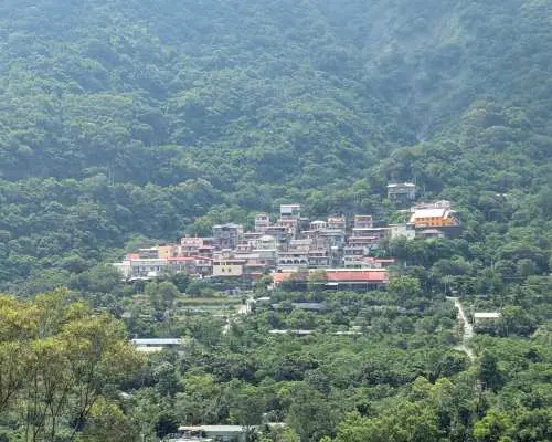 高雄茂林區萬山部落的村落全景，坐落在蒼翠的山谷間，展現原住民聚落與大自然共存的純樸生活。