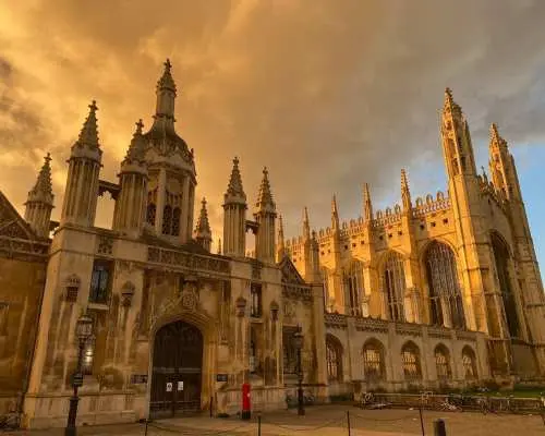 Oxford and Cambridge, UK Day Trip | Round Trip from London (College entrance fees included, guided tours available in Chinese or English)
