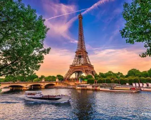 Private charter car tour of the Eiffel Tower, Louvre Museum, and Palace of Versailles in Paris, France