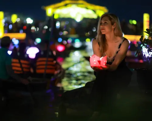 会安夜景摄影一小时体验：搭船游览河上，欣赏璀璨灯笼