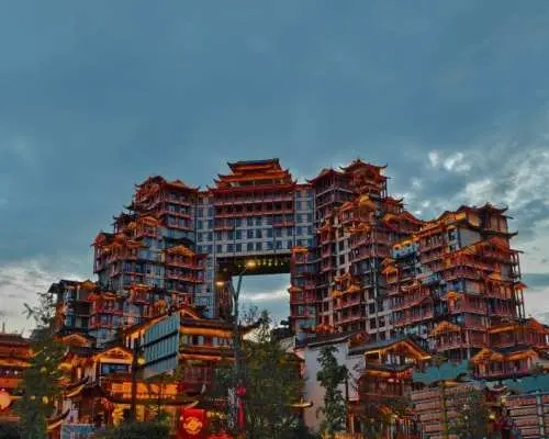 Zhangjiajie's Seventy-Two Wonders (Each building offers a unique view; the Potala Palace of the Tujia ethnic group)