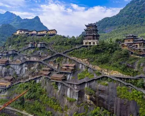 【5-Day Jiangxi High-Speed ​​Rail Tour (May-August Limited Time Only)】From HK$3299/person. Includes all-inclusive entrance fees to: Tengwang Pavilion in Nanchang, Donglin Buddha in Lushan, Huangling in Wuyuan, Jingdezhen, and a cruise on Poyang Lake. Includes 8 main meals, including a Nanchang clay pot soup banquet, a Wangxian traditional Chinese banquet, and a Poyang Lake fish head banquet. Stays in 5-star hotels throughout the trip.
