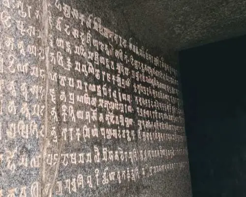 從菩提伽耶出發：巴拉巴爾石窟一日遊（當地導遊陪同）。