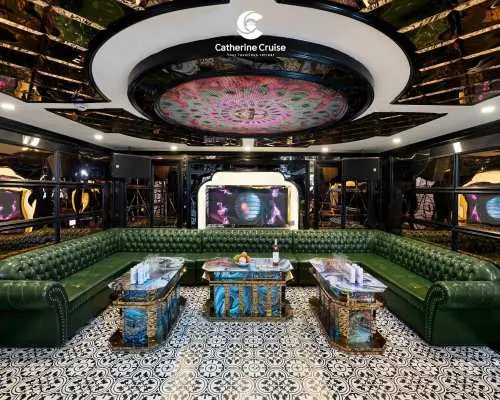 凱瑟琳號遊輪，豪華六星級遊輪 | 2天1晚和3天2晚行程，遊覽下龍灣、驚訝洞和蒂托普島 | 所有客房均設有陽台和浴缸。