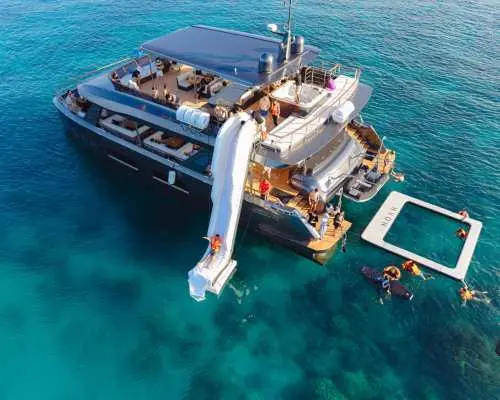 Phuket:Phi Phi Island with Premium Buffet & DJ by Noah Yacht
