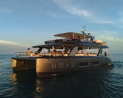 Phuket:Phi Phi Island with Premium Buffet & DJ by Noah Yacht