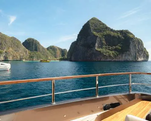 ภูเก็ต: เกาะพีพี พร้อมบุฟเฟ่ต์สุดหรูและดีเจจาก Noah Yacht