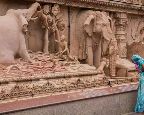 New Delhi: Akshardham light & fountain show with hotel transfers