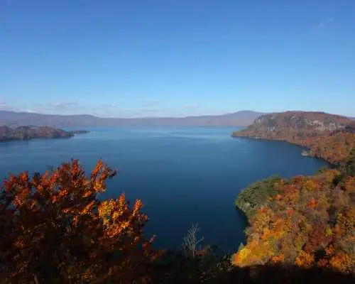 Two-day tour of Tohoku, Japan | Visiting 8 popular scenic spots including Oirase Gorge, Lake Towada, Aoiike Pond, and the Gono Line | Overnight stay at a hot spring hotel | Departure from Tokyo