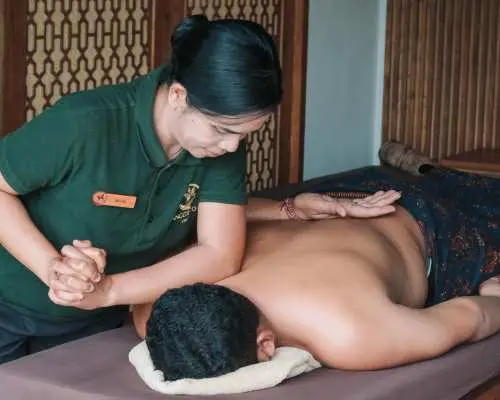 在乌布的Nirvanaloka Spa and Wellness体验水疗