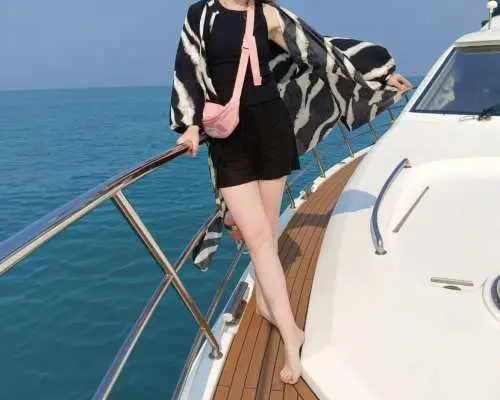 三亚湾凤凰岛豪华进口游艇出海3小时+海钓体验+摩托艇体验+KTV