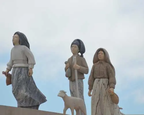 Lisbon: Sanctuary Fátima & Little Shepperd Town Guide Tour