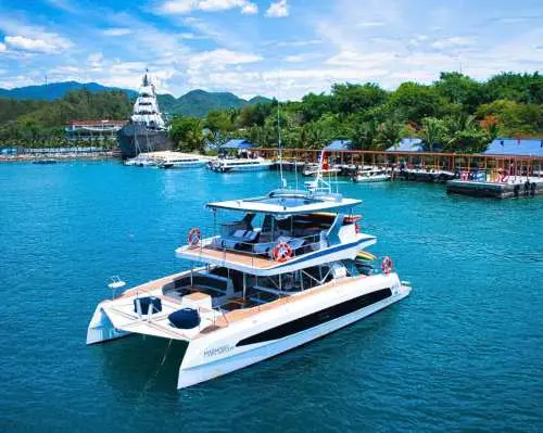 Nha Trang Luxury Yacht Experience – Premium Buffet, Snorkeling & Ocean Adventures