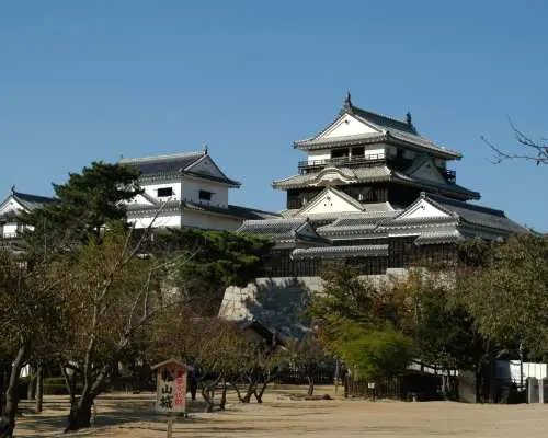 【大阪伊丹空港発】愛媛・道後温泉2日間｜絶景の下灘駅と内子の古い町並み｜松山市内フリータイム｜往復飛行機利用