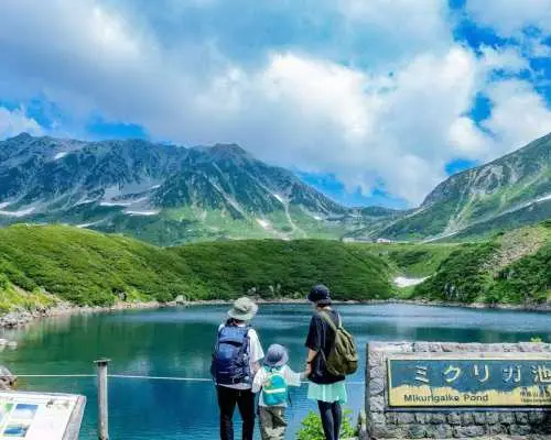 【名古屋発】立山黒部アルプスルート、白川郷合掌造り村、飛騨高山古都、群城八幡古都、温泉（夏の避暑地／紅葉狩り）を巡る2日間ツアー