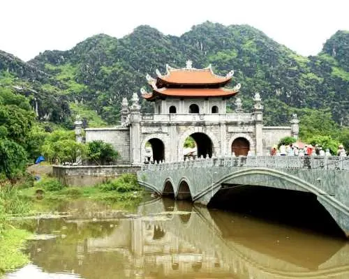 Ninh Binh Day Tour: Trang An Boat Ride, Hoa Lu & Bear Sanctuary