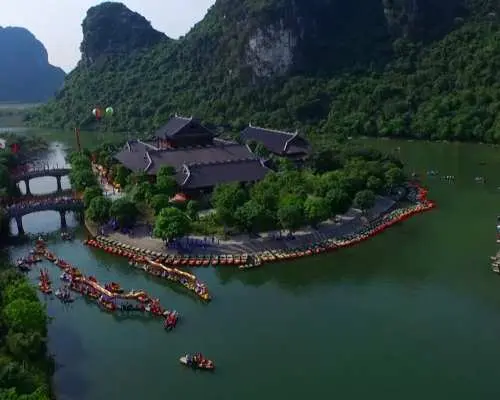 Ninh Binh Day Tour: Trang An Boat Ride, Hoa Lu & Bear Sanctuary