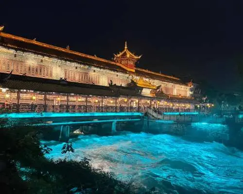 暢玩三江谷夢幻漂流+夜賞都江堰藍眼淚一日遊