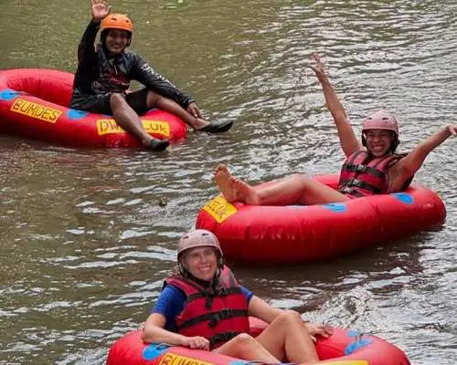 비밀의 강 잠금 해제: Tubing Barong Sukawati의 수카와티에서 신비로운 바롱 동굴 튜빙 모험