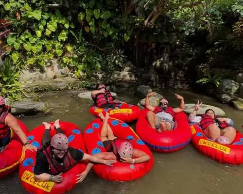 비밀의 강 잠금 해제: Tubing Barong Sukawati의 수카와티에서 신비로운 바롱 동굴 튜빙 모험