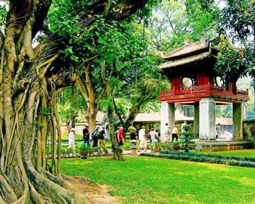 Khuê Văn Các trong Văn Miếu Quốc Tử Giám Hà Nội, kiến trúc cổ điển hòa quyện với cây cổ thụ, du khách tham quan trường đại học đầu tiên của Việt Nam, cảm nhận di sản tri thức.