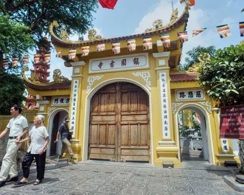 Bên trong Bảo tàng Dân tộc học Việt Nam tại Hà Nội, trưng bày các tác phẩm điêu khắc gỗ truyền thống và hiện vật tinh xảo từ các dân tộc khác nhau, giúp du khách hiểu sâu về văn hóa đa dạng của Việt Nam.