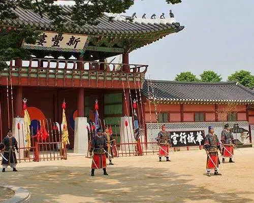 Suwon: Hwaseong Fortress / Gwangmyeong Cave/ Starfield Library Tour from Seoul