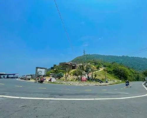 在海云关的弯曲山路上，游客可体验从顺化到会安的刺激旅程，欣赏沿途翠绿的山峦与湛蓝的天空。